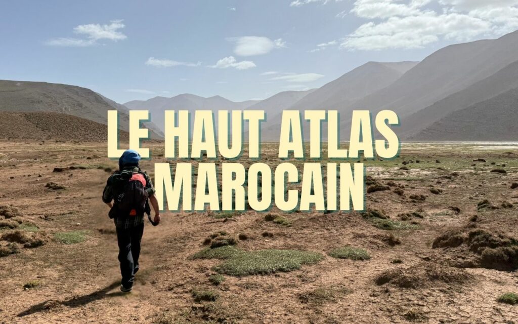 randonneur dans le haut atlas au maroc