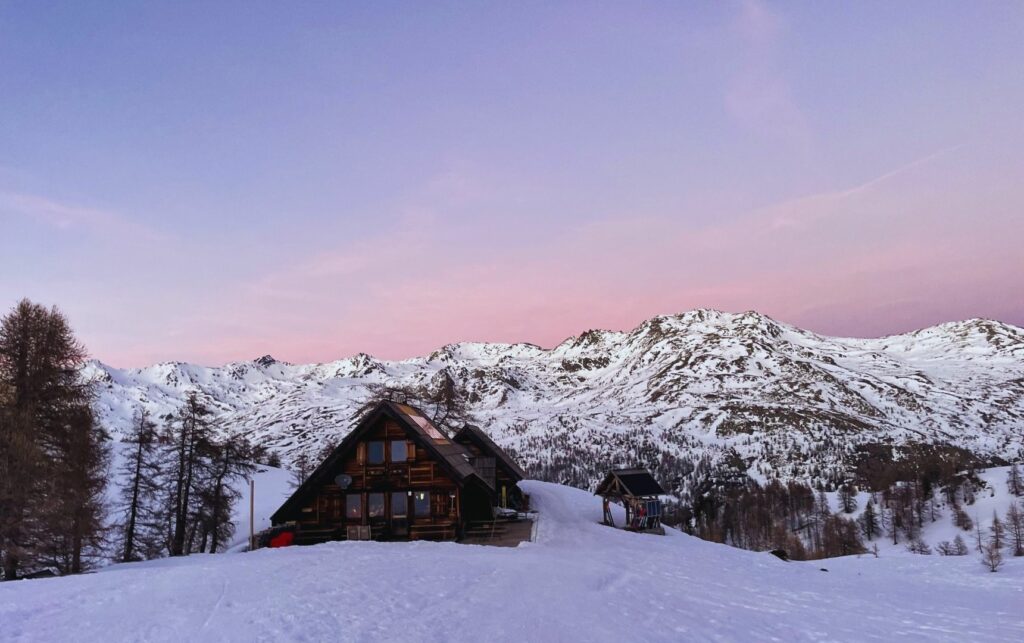 Refuge en montagne ans paysage hivernale