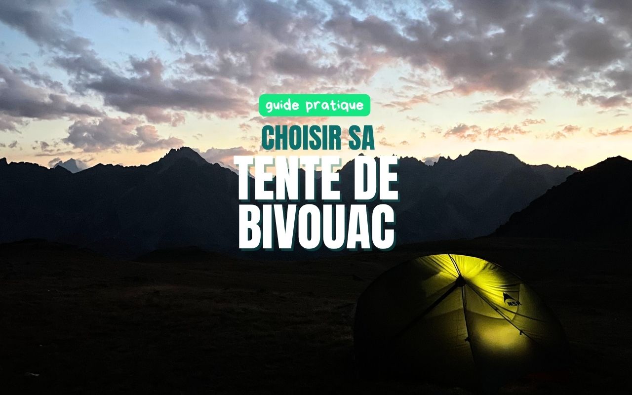 Tente bivouac au coucher du soleil