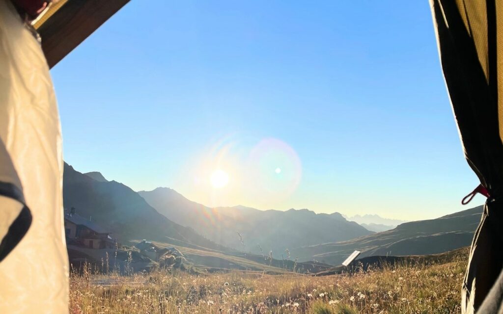 coucher du soleil dans une tente de bivouac