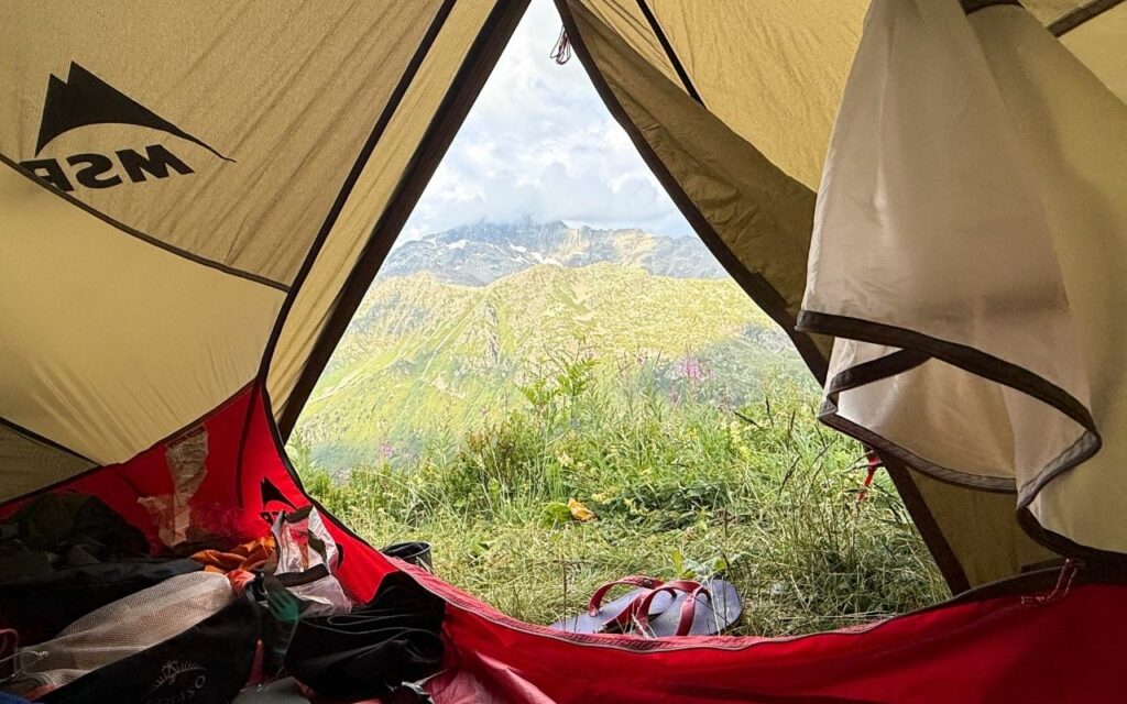 tente de bivouac sous la pluie