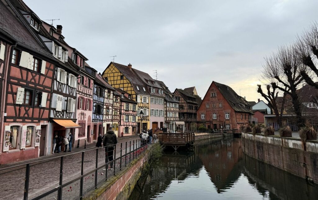 Rue colorée lors d'une visite de Colmar