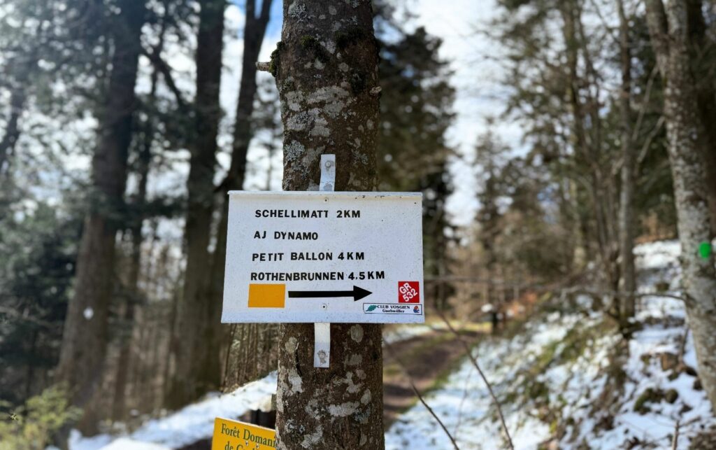 Panneau d'indication sur un sentier dans les Vosges