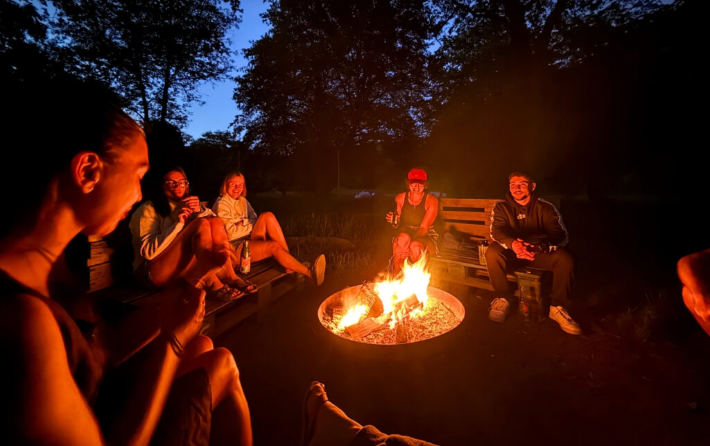 camping d'haulmé groupe autour d'un feu