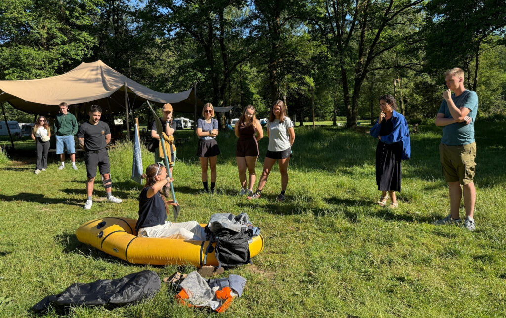Briefing du packraft Le groupe qui est en briefing