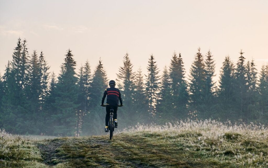 Un cycliste fait du gravel en Belgique