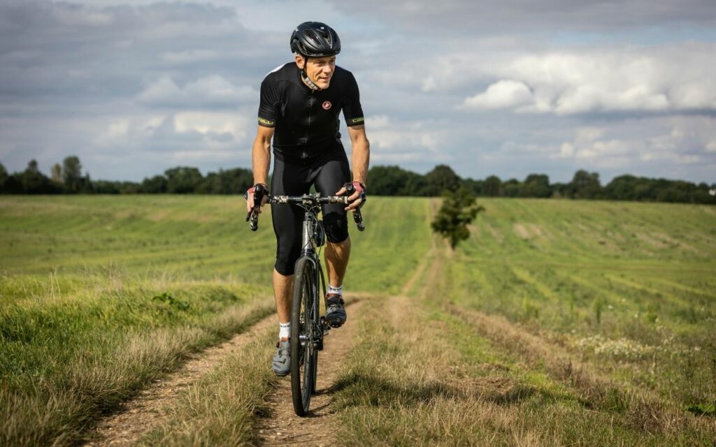 Vélo gravel dans une prairie en Belgique