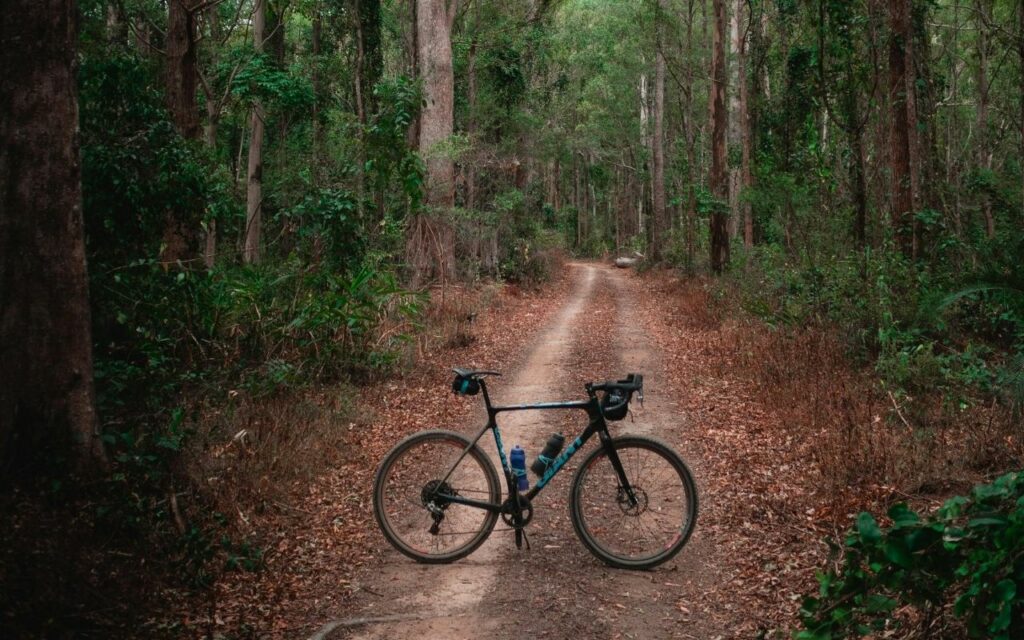 Exemple d'un vélo gravel sur un sentier belge
