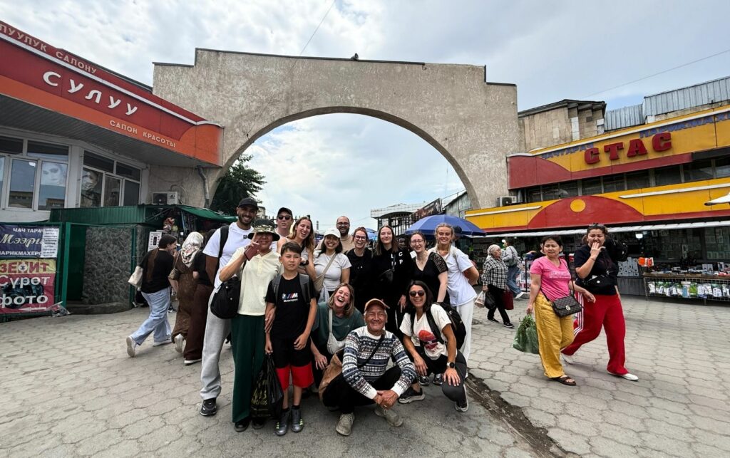 Osh Bazar au Kirghizistan Photo de groupe devant le Osh Bazar au Kirghizistan