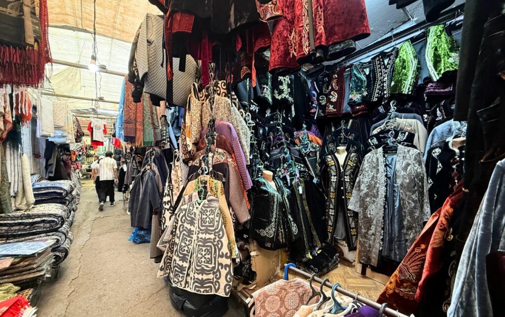 Osh Bazar au Kirghizistan Stands de vêtements au Osh Bazar au Kirghizistan