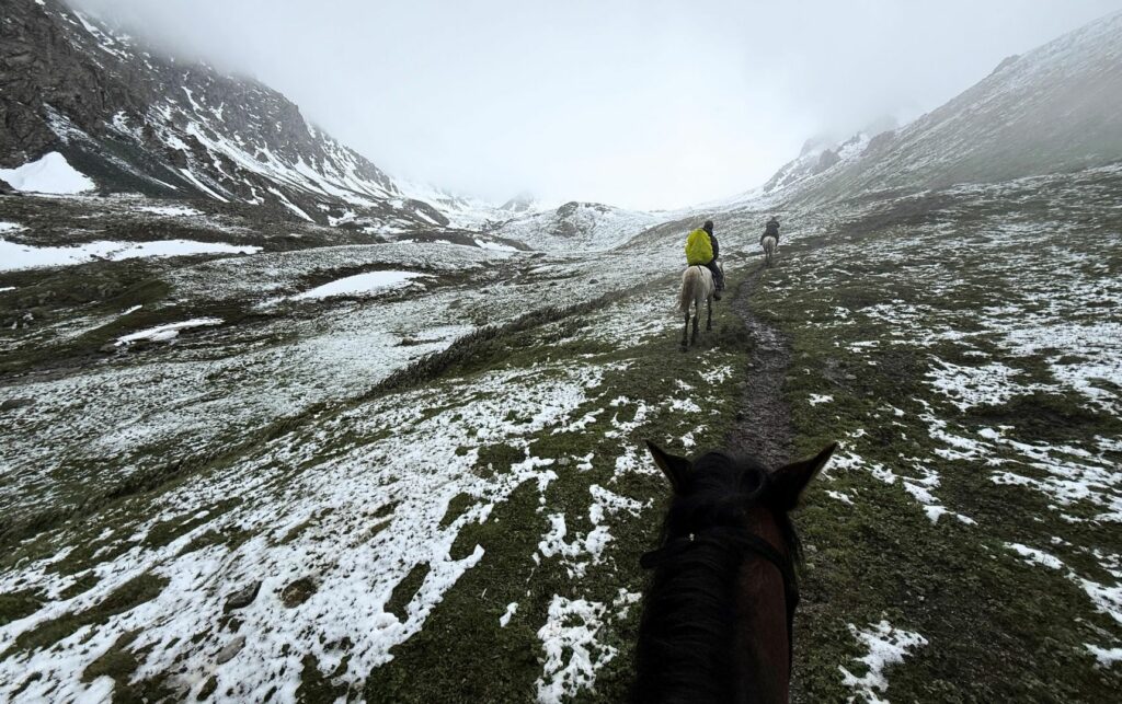 Cheval Ala Kul - voyage au Kirghizistan Paysage à cheval pour monter au lac Ala Kul