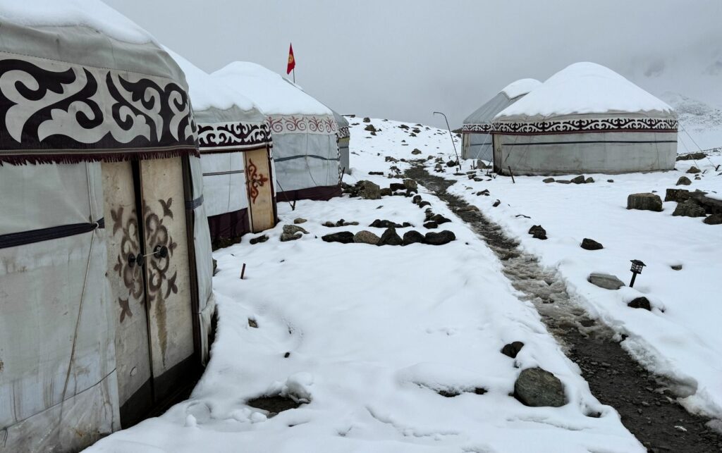 Yourtes enneigées voyage au Kirghizistan Yourtes sous la neige près du lac Ala Kul