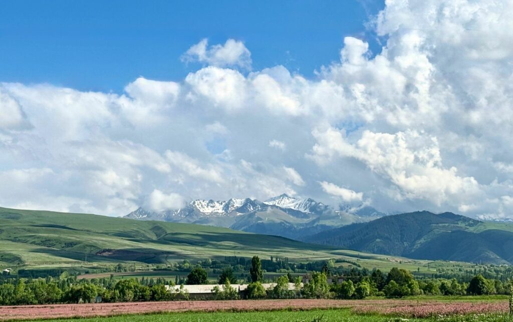 Paysage roadtrip voyage au Kirghizistan Paysage de montagne lors d'un voyage au Kirghizistan