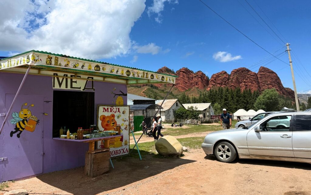 Jeti Oguz Stand de miel à Jeti Oguz