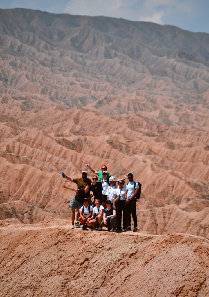 Photo de groupe - voyage au Kirghizistan Photo de groupe au canyon Skazka