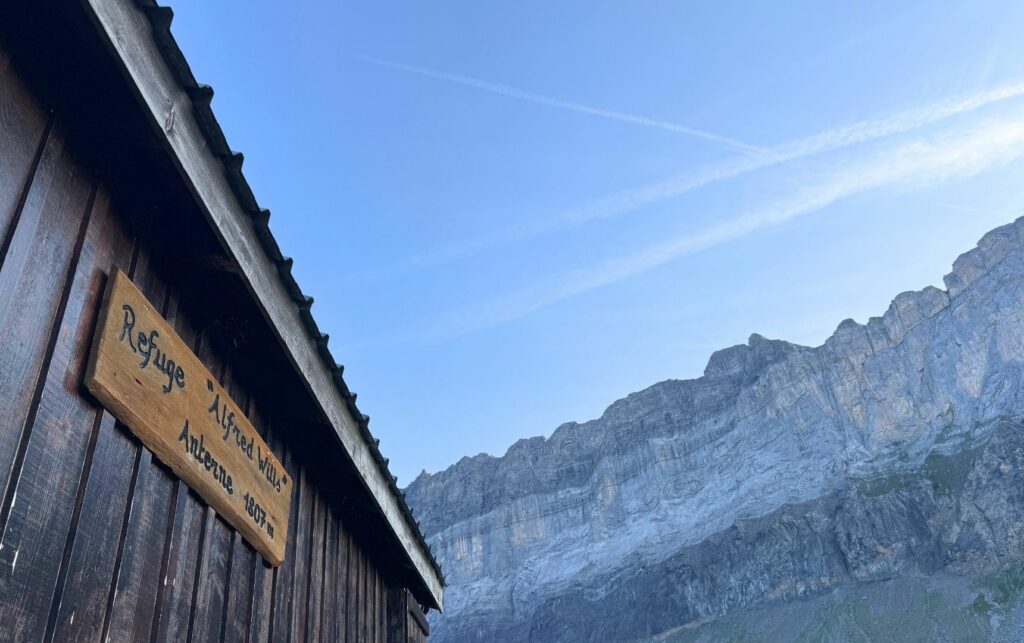 Refuge Alfred Wills dans les Fiz La vue depuis le refuge Alfred Wills