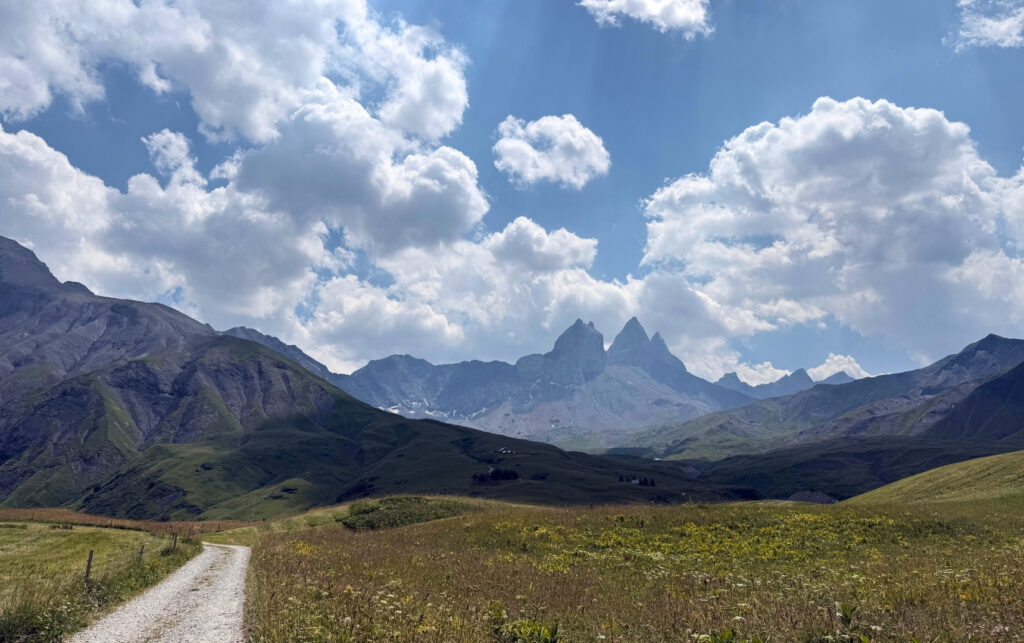 Sentier lors du Tour des Aiguilles d'Arves en rando 