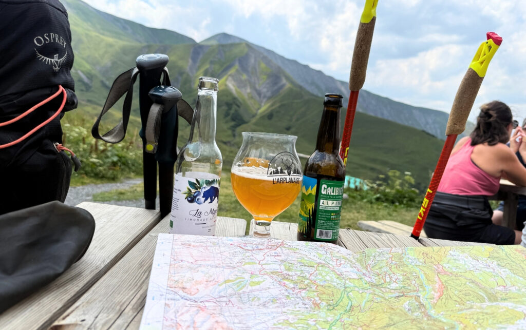 Gouter au chalet de la Croe pendant le Tour des Aiguilles d'Arves en rando 