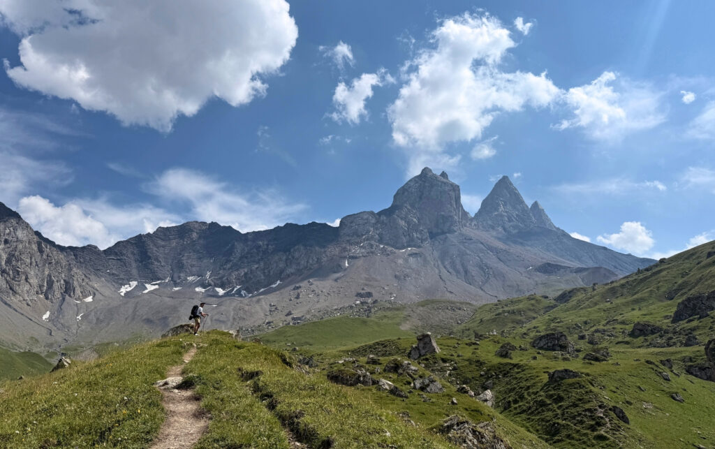 Aiguilles et sentier de randonnée lors du Tour des Aiguilles d'Arves en rando 