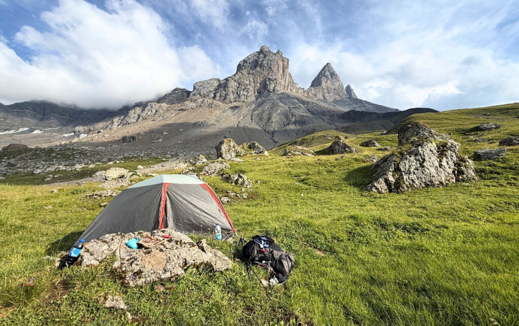 Bivouac le jour 1 du Tour des Aiguilles d'Arves en rando 