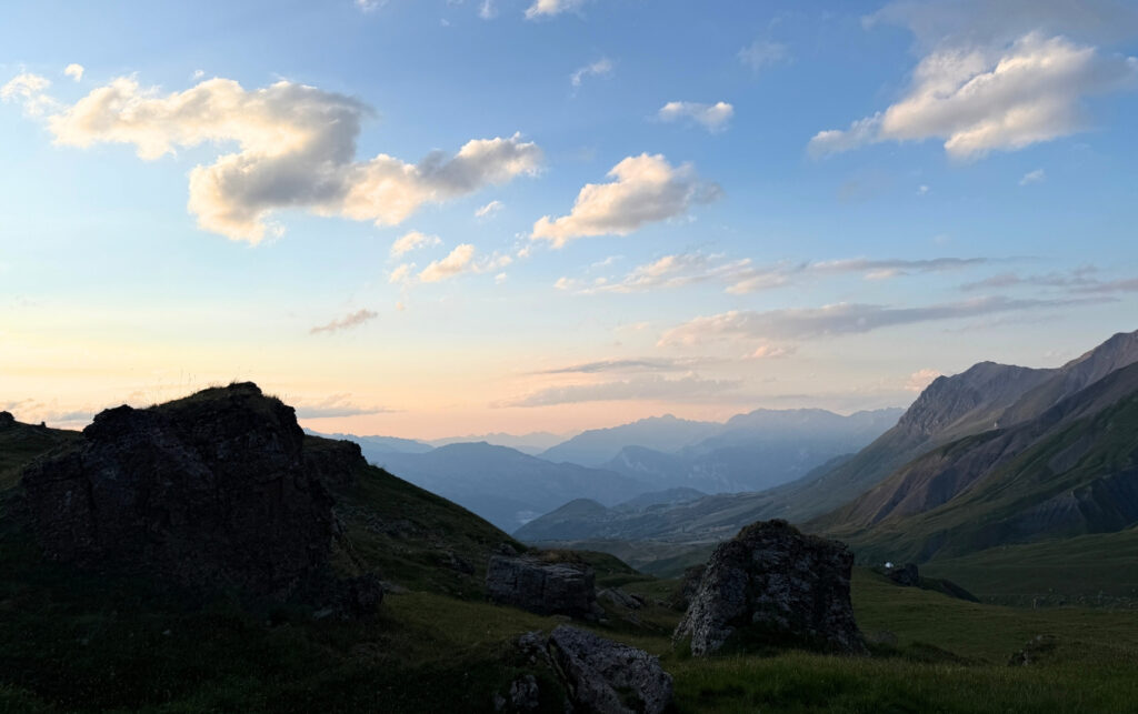 Vue du bivouac lors du Tour des Aiguilles d'Arves en rando 