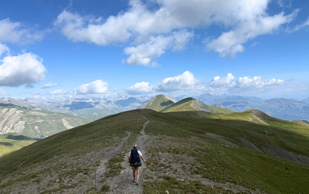 Chemin de crête lors du Tour des Aiguilles d'Arves en rando 