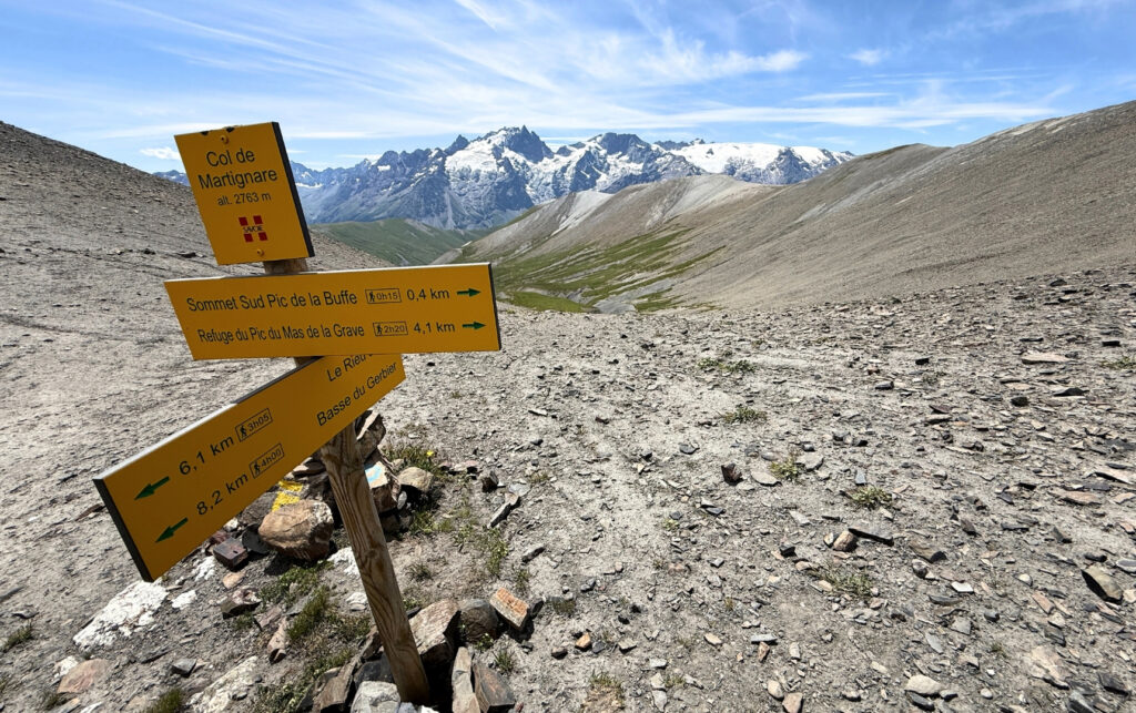 Panneaux du col de Martignare lors du Tour des Aiguilles d'Arves en rando 