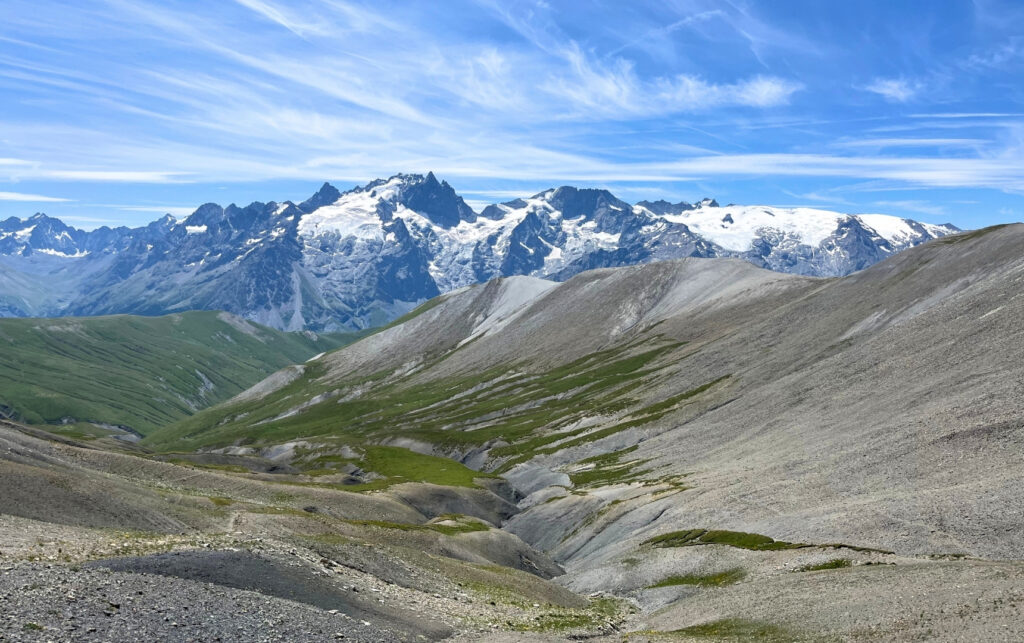 Panorama sur les glaciers lors du Tour des Aiguilles d'Arves en rando 