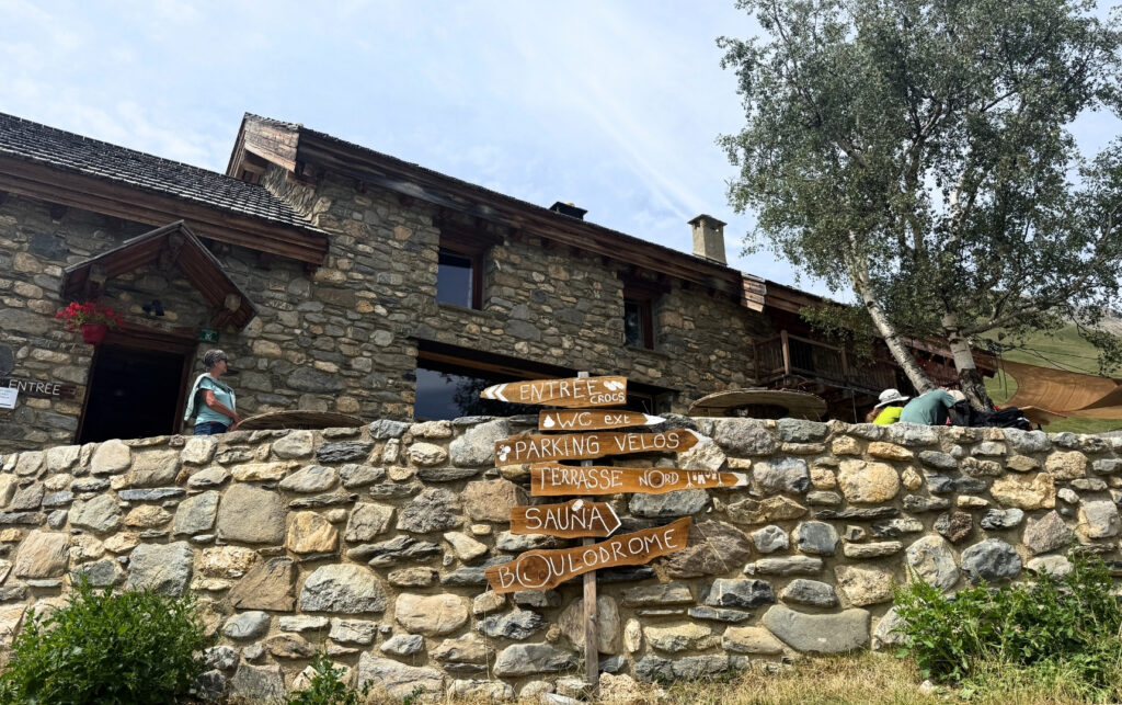 Refuge du pic du mas de la Grave lors du Tour des Aiguilles d'Arves en rando 