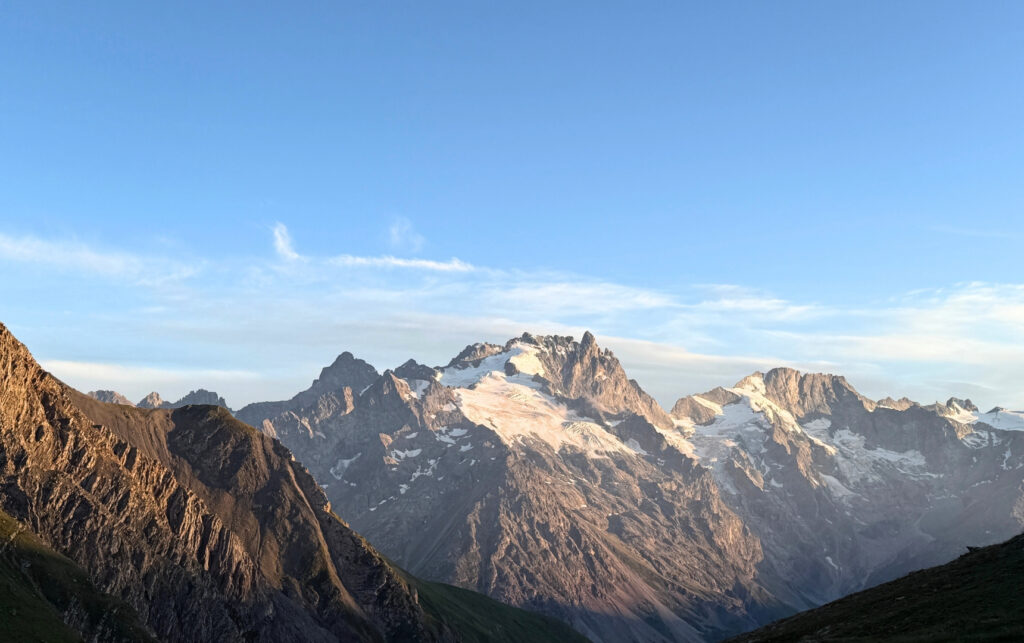 Vue sur la Meije / La grave pendant Tour des Aiguilles d'Arves en rando 