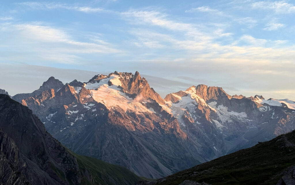 Coucher de soleil sur la Meije lors du Tour des Aiguilles d'Arves en rando 