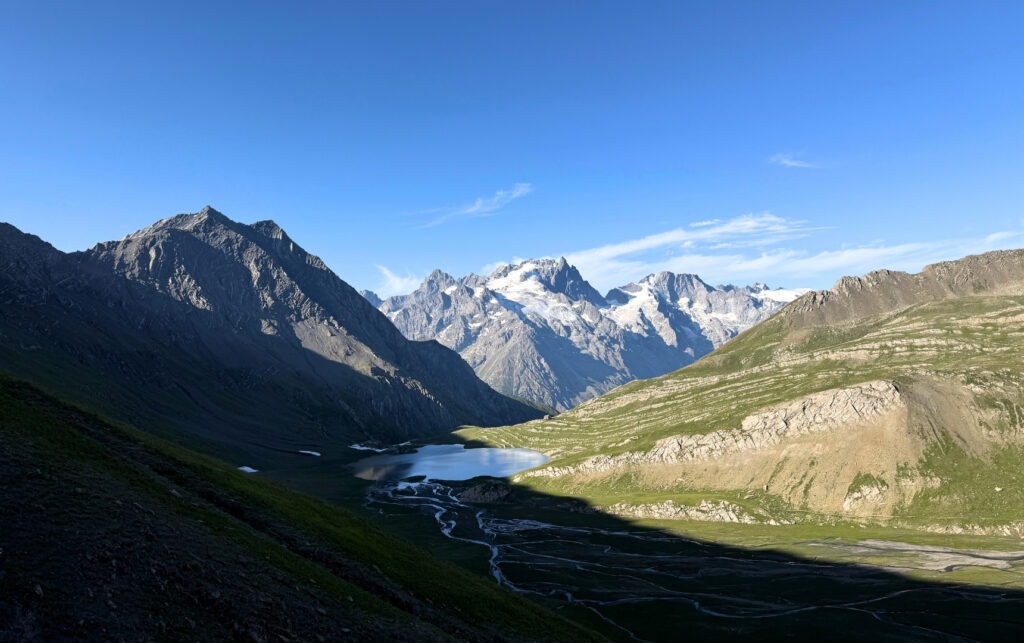 Vue du col de goléon lors du Tour des Aiguilles d'Arves en rando 