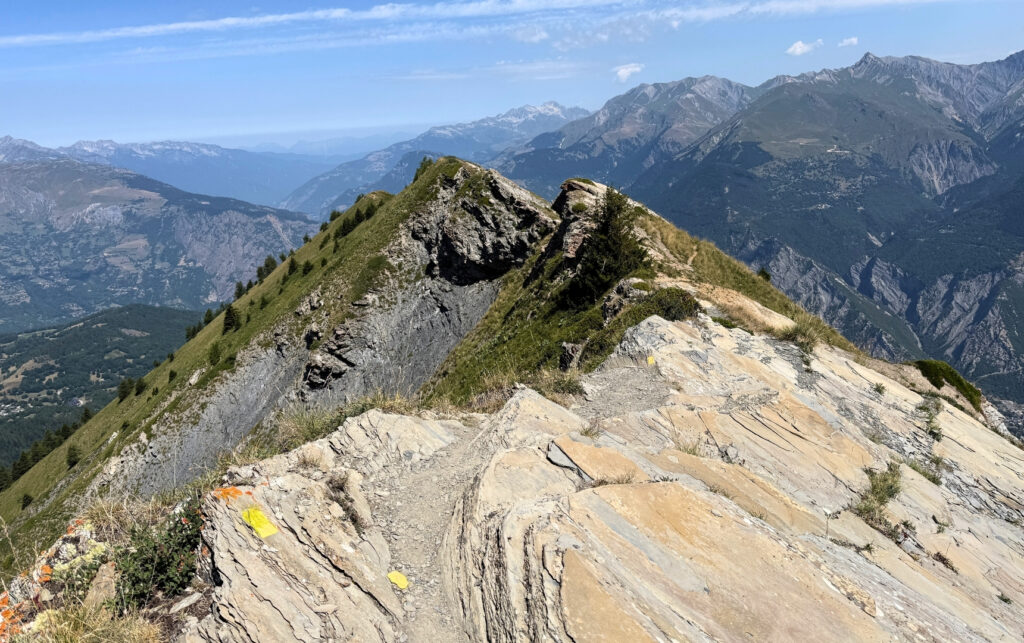 Chemin de crêtes avec balisage du Tour des Aiguilles d'Arves en rando 